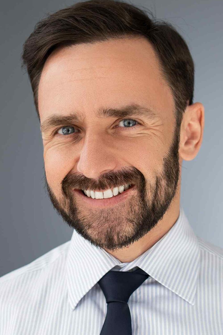 https://aifromatoz.com/wp-content/uploads/2019/02/team_01-850x1280.jpg