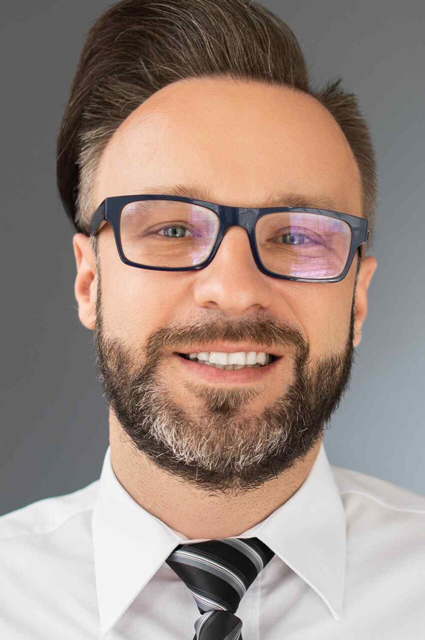 https://aifromatoz.com/wp-content/uploads/2019/02/team_02-850x1280.jpg